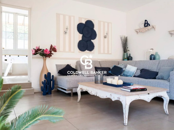 Interior of a characterful house in Suresnes, with a bright living room and modern decorative elements.