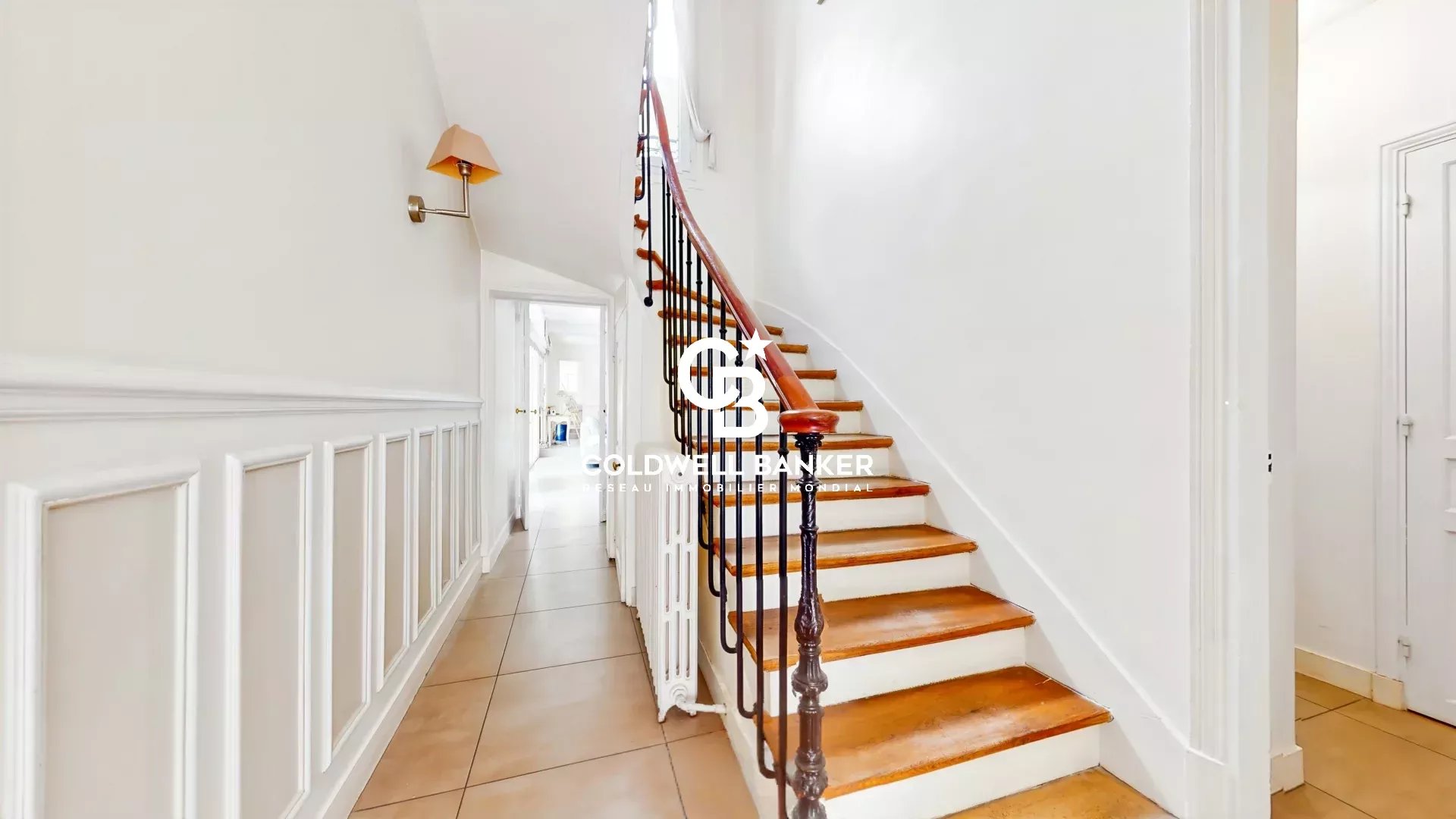 Interior of a characterful house in Suresnes Interior of an old house with a wooden staircase and white walls in Suresnes.