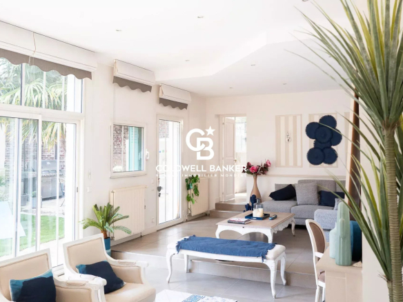 Bright interior of a characterful house in Suresnes, with living room and access to a garden.