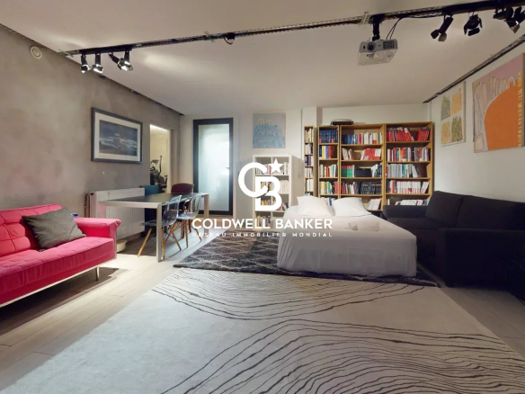 Intérieur d'une maison contemporaine avec un salon moderne et une bibliothèque.