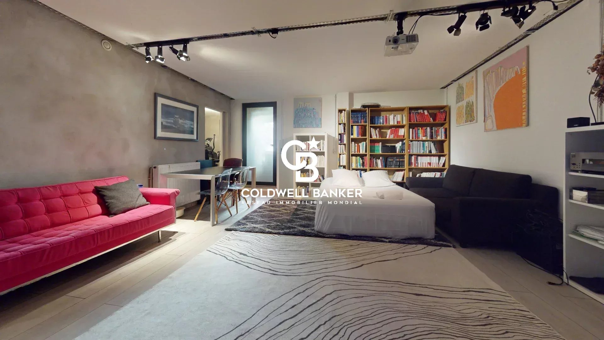 Intérieur d’une maison d’architecte à Clamart Intérieur d'une maison contemporaine avec un salon moderne et une bibliothèque.