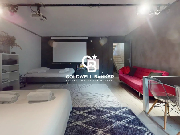 Intérieur d'une maison d'architecte contemporaine avec salon et espace de vie à Clamart.