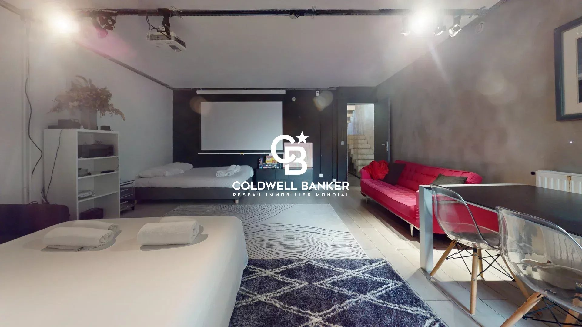 Intérieur d’une maison contemporaine à Clamart Intérieur d'une maison d'architecte contemporaine avec salon et espace de vie à Clamart.
