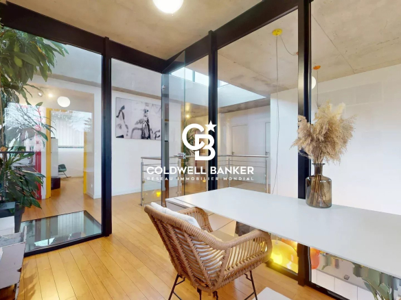 Intérieur d'une maison d'architecte contemporaine avec bureau et décoration moderne à Clamart.