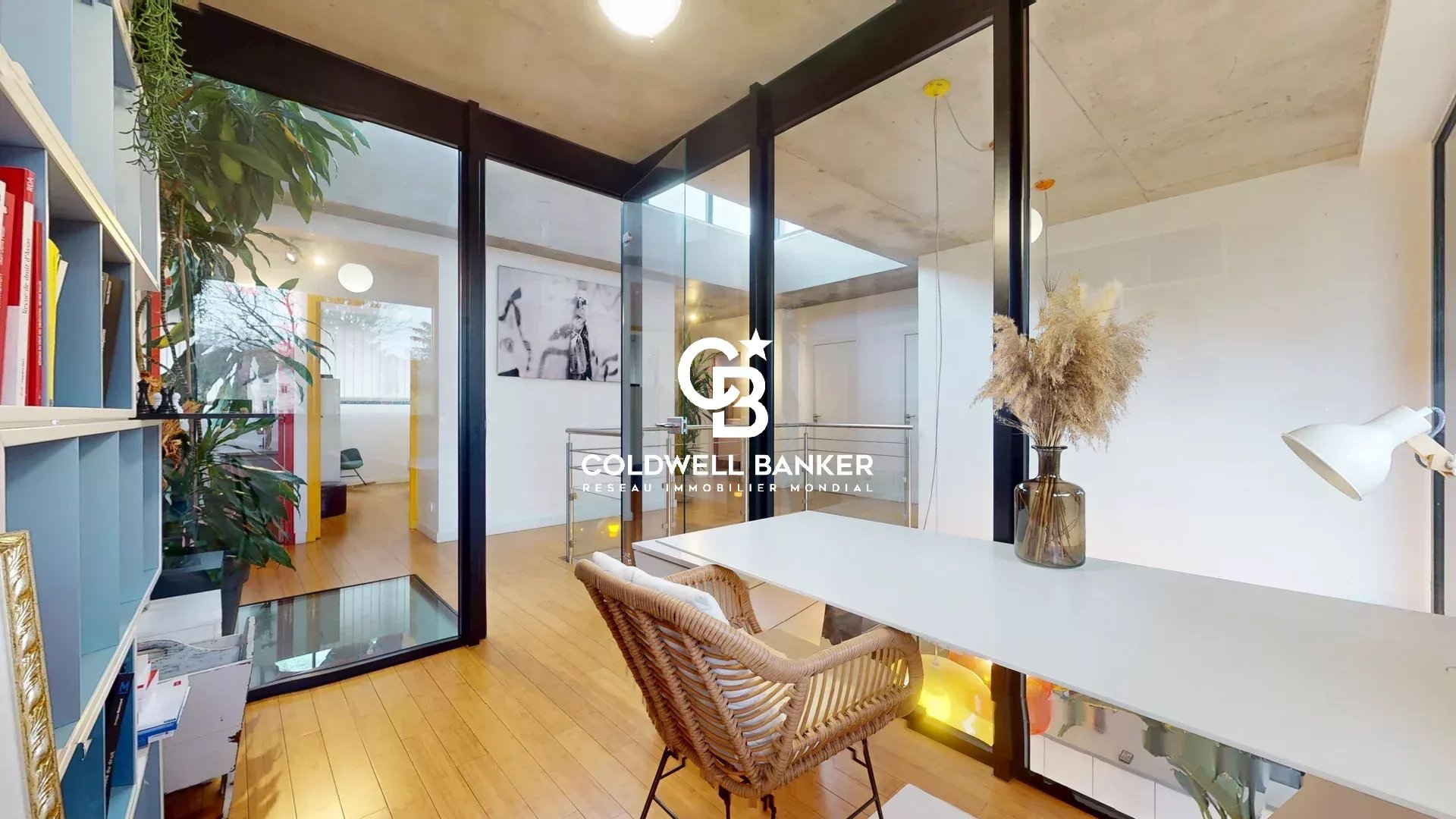 Intérieur contemporain d’une maison à Clamart Intérieur d'une maison d'architecte contemporaine avec bureau et décoration moderne à Clamart.