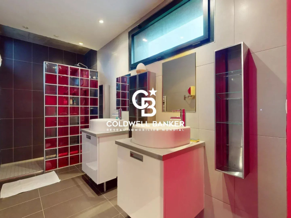 Salle de bain moderne avec lavabo et miroir dans une maison contemporaine à Clamart.