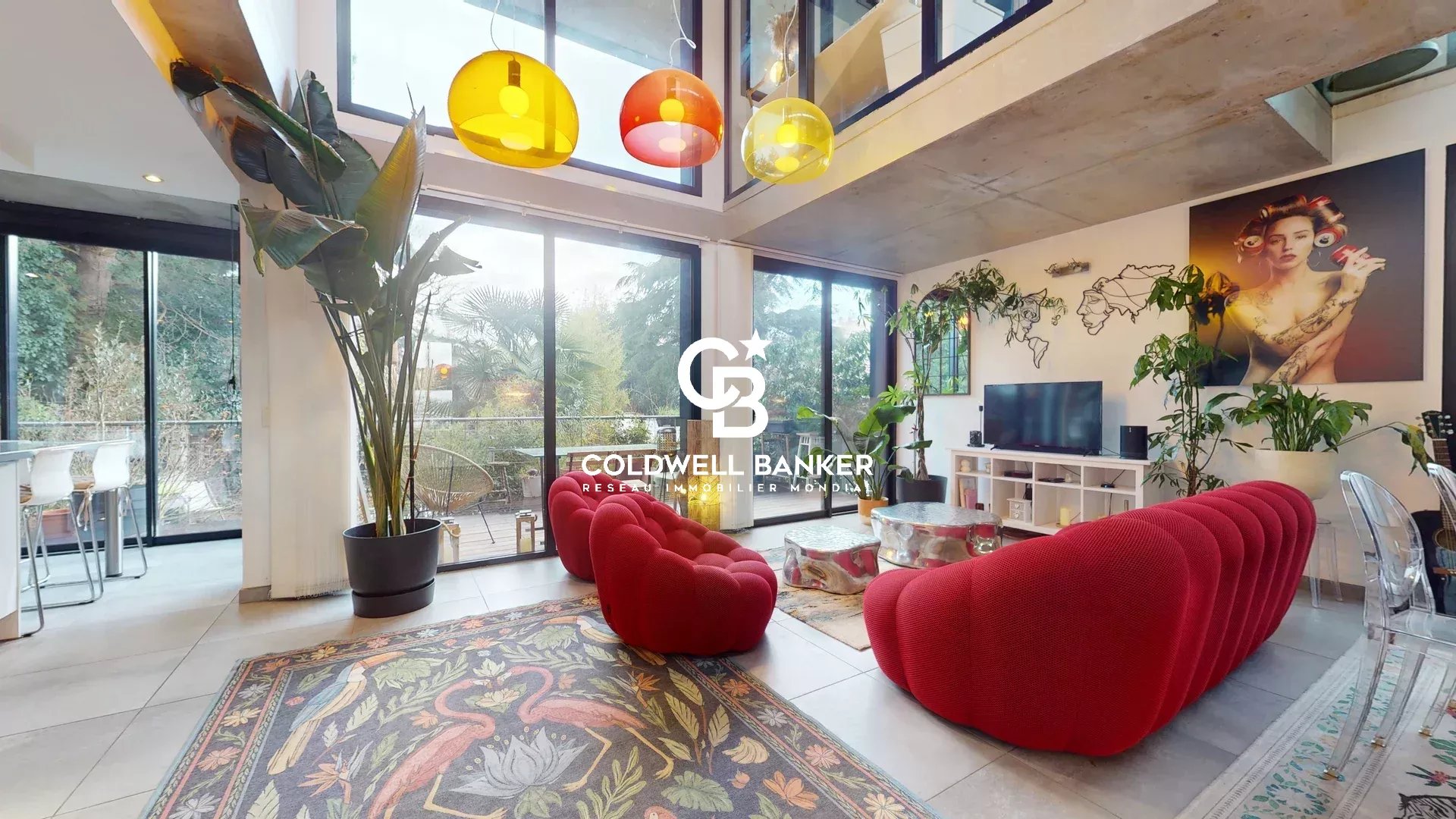Intérieur d’une maison d’architecte à Clamart Intérieur d'une maison contemporaine avec un salon lumineux et des suspensions colorées.