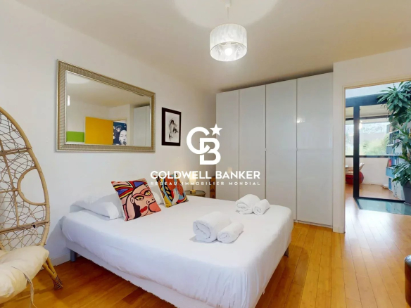 Chambre d'une maison contemporaine avec lit double et mobilier moderne à Clamart.
