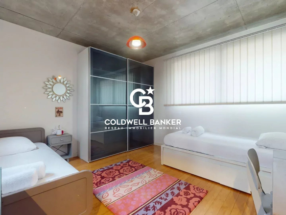 Chambre d'une maison contemporaine à Clamart, avec lit simple et rangement moderne.