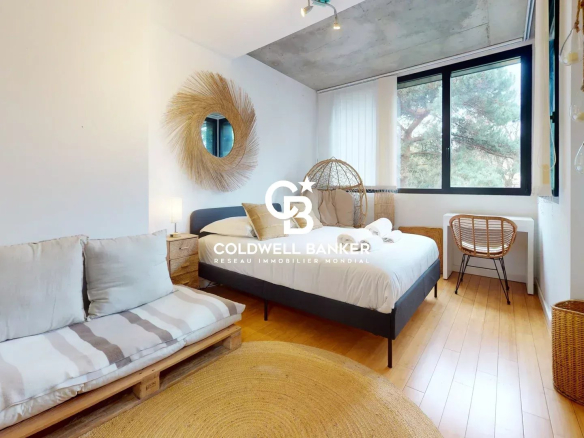 Chambre d'une maison contemporaine avec lit, fauteuil et décoration moderne à Clamart.