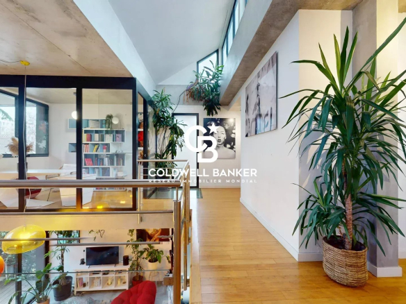 Intérieur d'une maison d'architecte contemporaine à Clamart, avec un espace ouvert et des plantes.