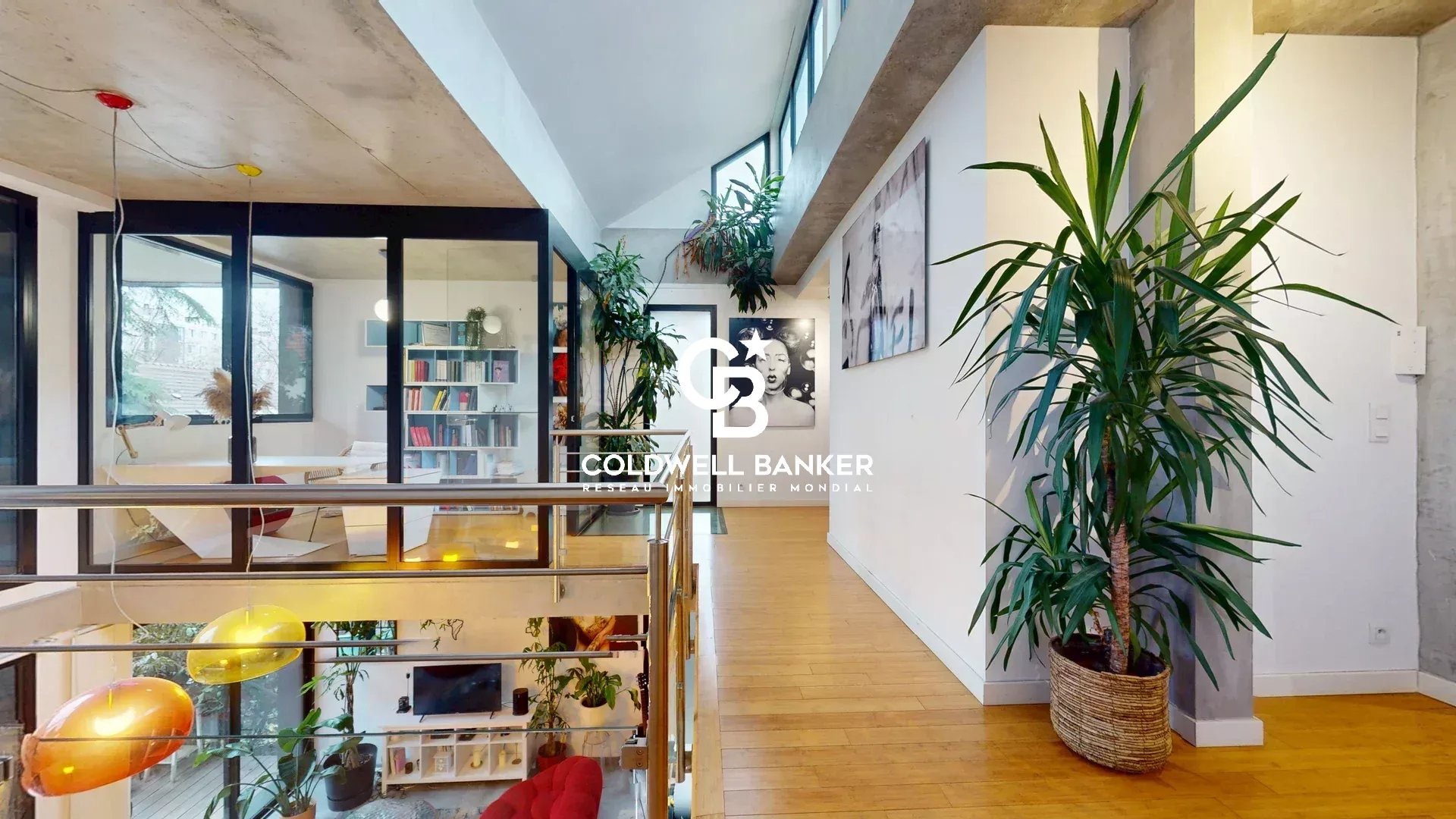 Intérieur d’une maison contemporaine à Clamart Intérieur d'une maison d'architecte contemporaine à Clamart, avec un espace ouvert et des plantes.