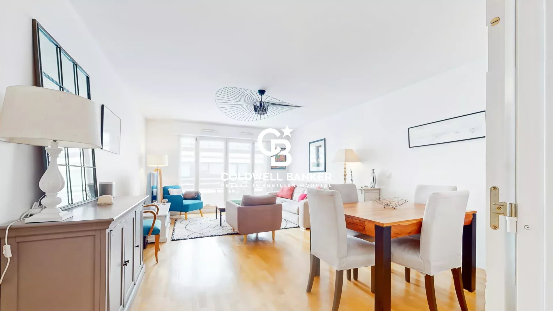 Appartement 4 pièces à Montrouge Intérieur d'un appartement de 4 pièces à Montrouge, avec salon, salle à manger et mobilier moderne.