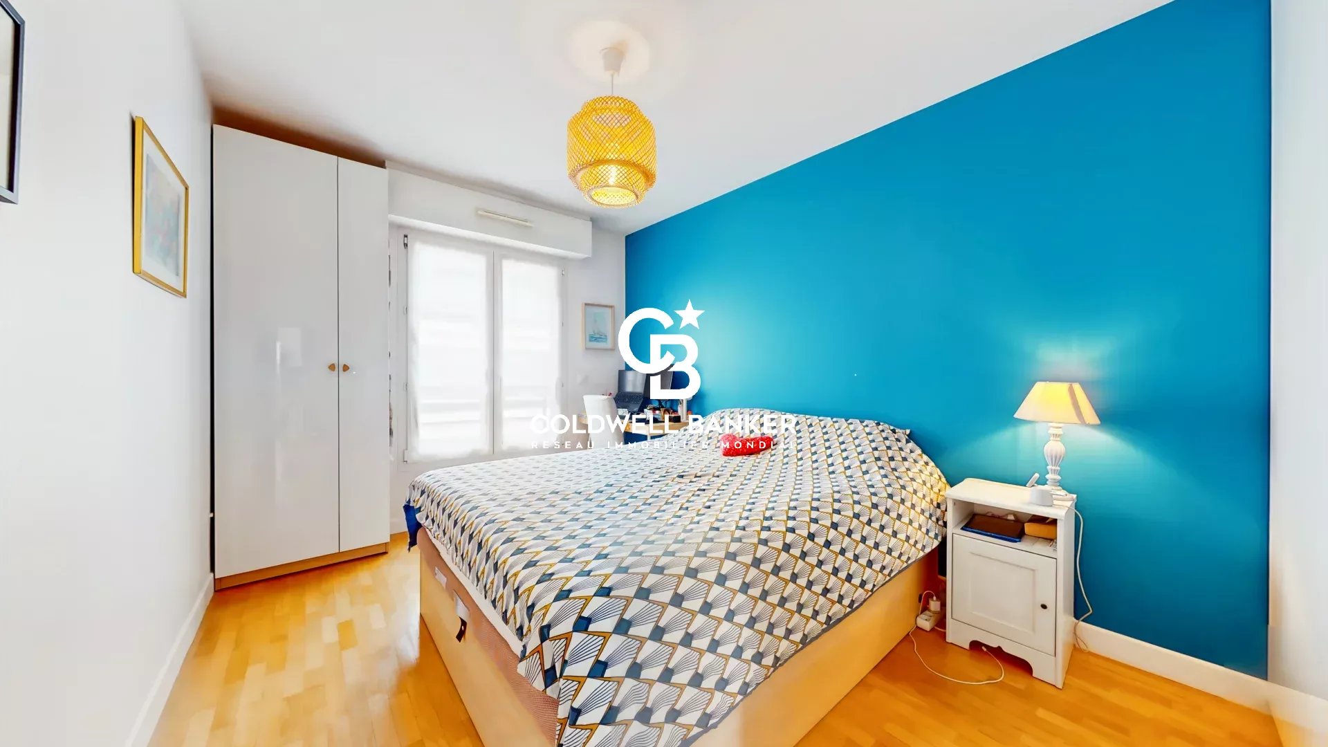 Chambre d’appartement à Montrouge Chambre d'un appartement à Montrouge avec mur bleu et lit double.