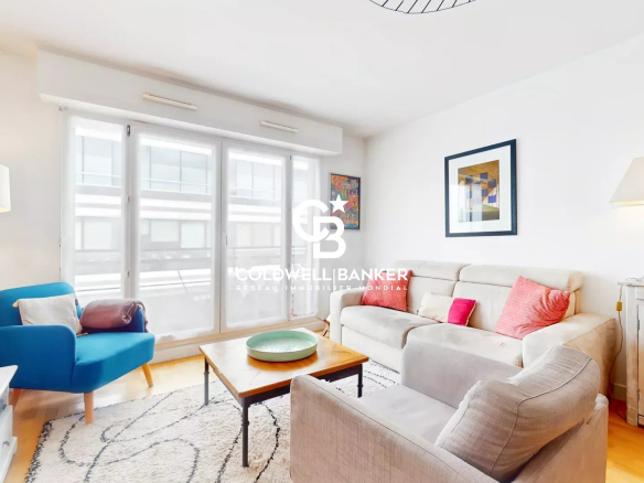 Salon lumineux d'un appartement de 4 pièces à Montrouge, avec canapé et table basse.