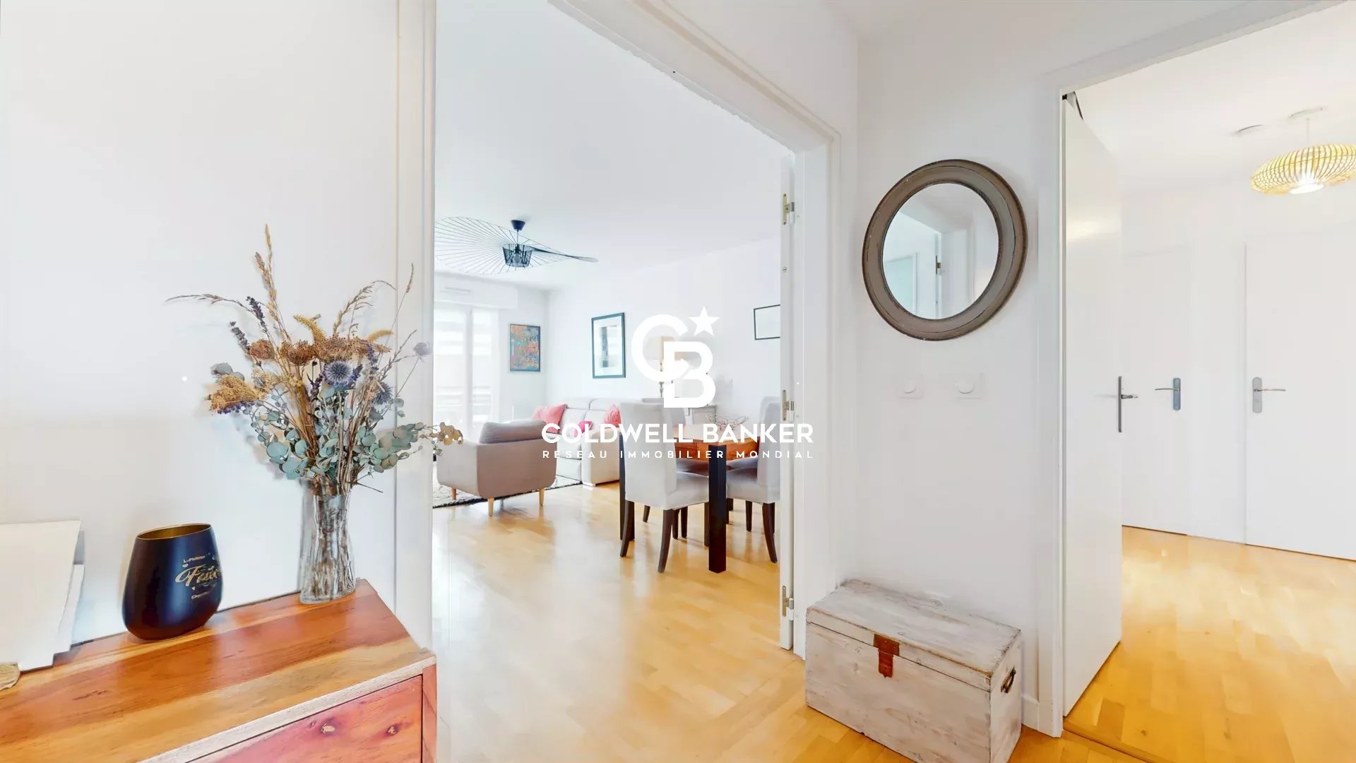 Entrée d’appartement à Montrouge Entrée d'un appartement de 4 pièces à Montrouge, avec un salon visible au fond.