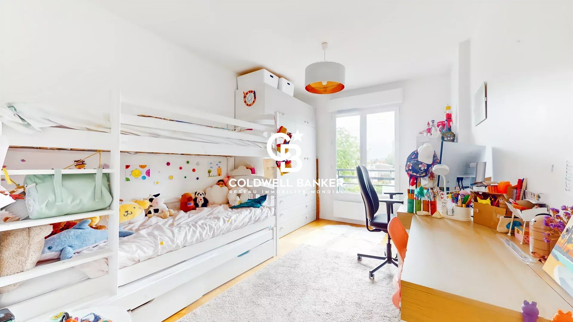 Chambre d’enfant à Montrouge Chambre d'enfant avec lit superposé et bureau, éclairée par une fenêtre.