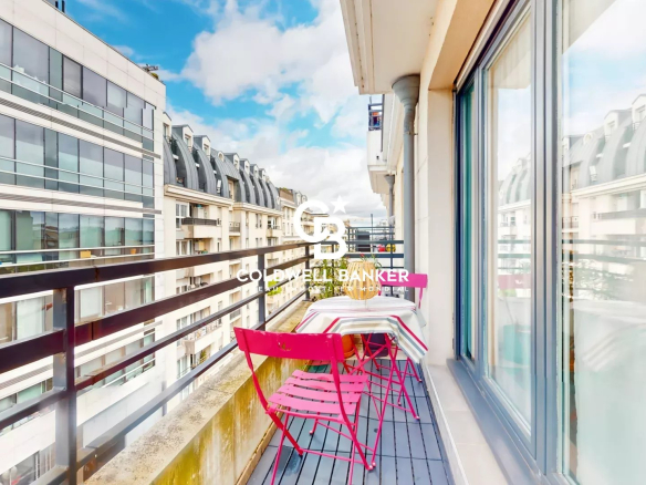 Balcon d'un appartement avec vue sur des bâtiments modernes à Montrouge.