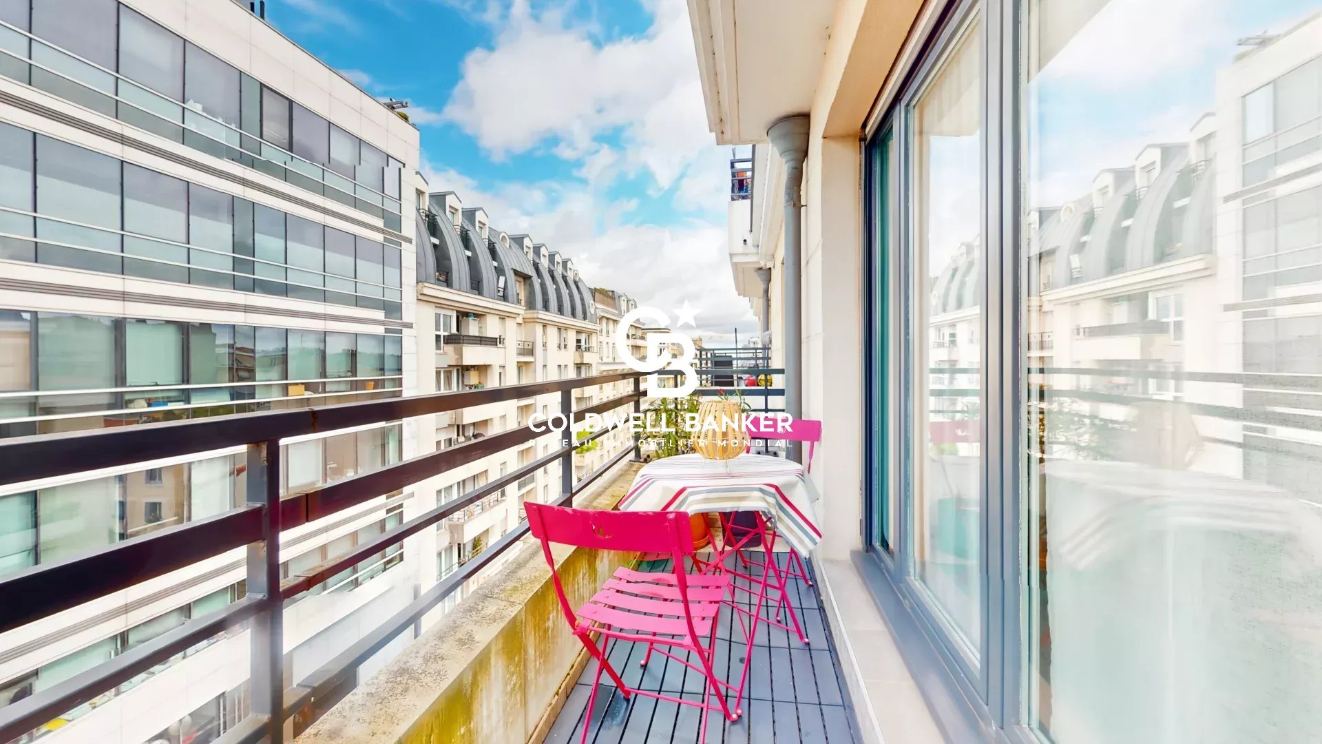 Balcon d’appartement à Montrouge Balcon d'un appartement avec vue sur des bâtiments modernes à Montrouge.