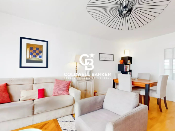 Salon lumineux d'un appartement de 4 pièces à Montrouge, avec mobilier moderne et décoration soignée.