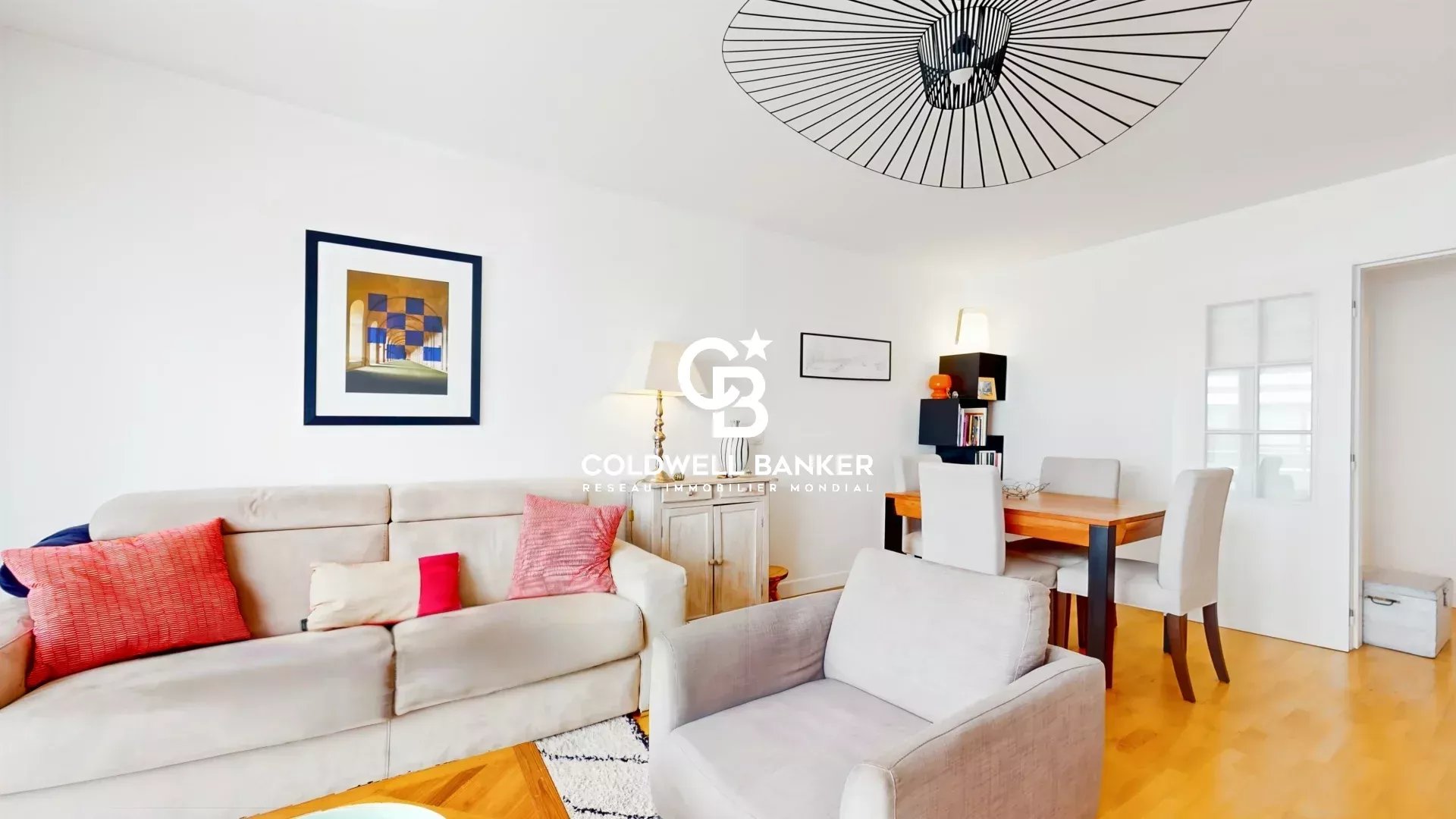 Salon d’un appartement à Montrouge Salon lumineux d'un appartement de 4 pièces à Montrouge, avec mobilier moderne et décoration soignée.