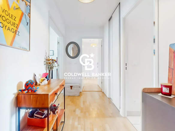 Intérieur d'un appartement traversant de 4 pièces avec couloir lumineux à Montrouge.