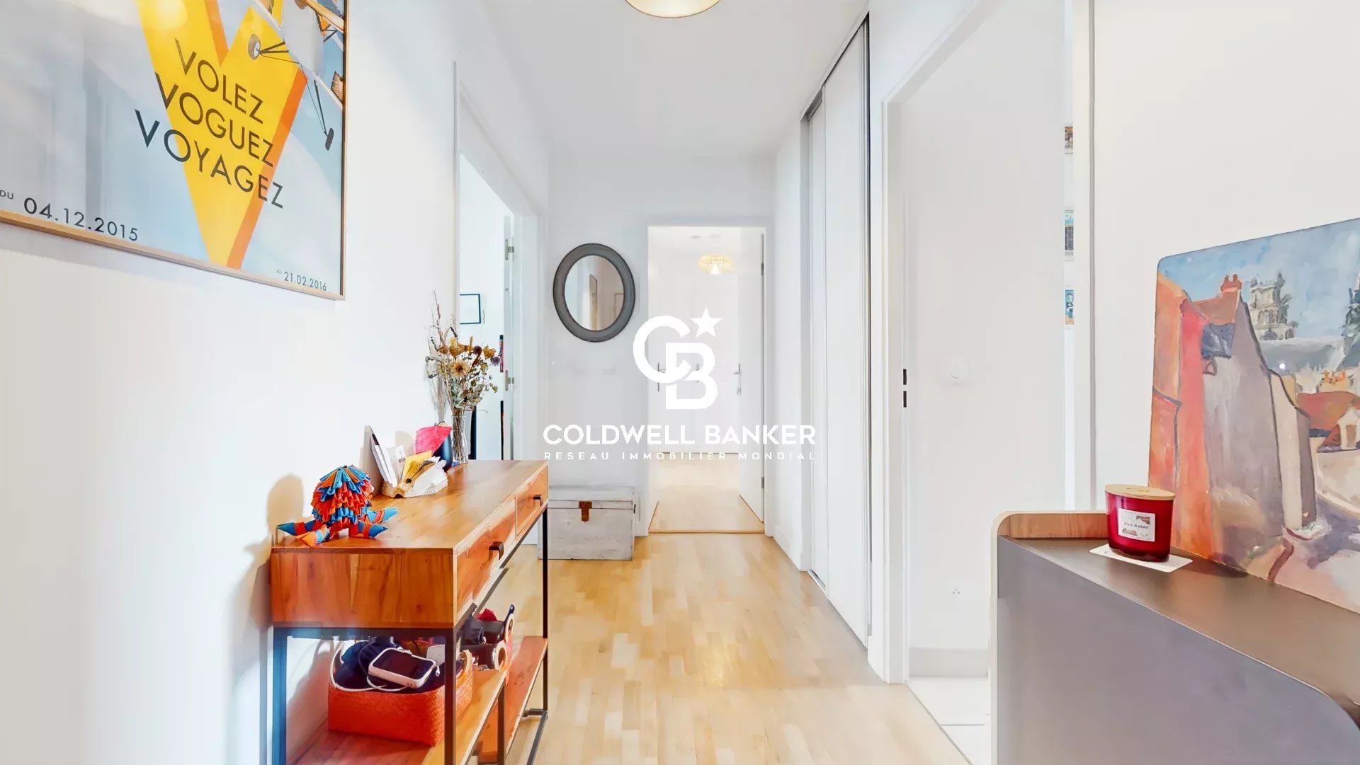 Appartement 4 pièces à Montrouge Intérieur d'un appartement traversant de 4 pièces avec couloir lumineux à Montrouge.