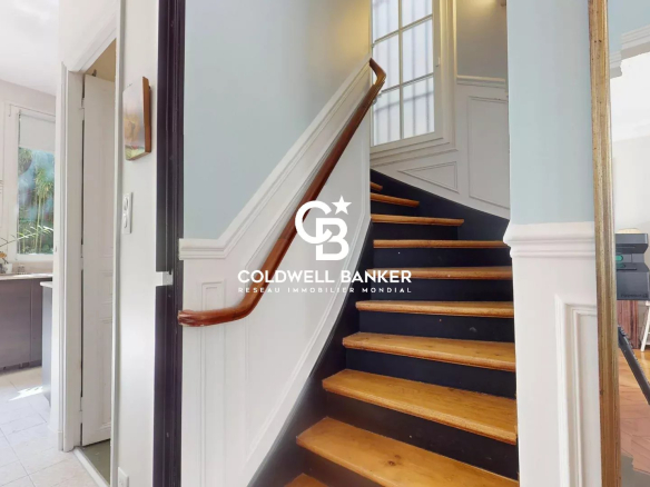 Escalier en bois menant à l'étage d'une maison familiale à Montrouge.