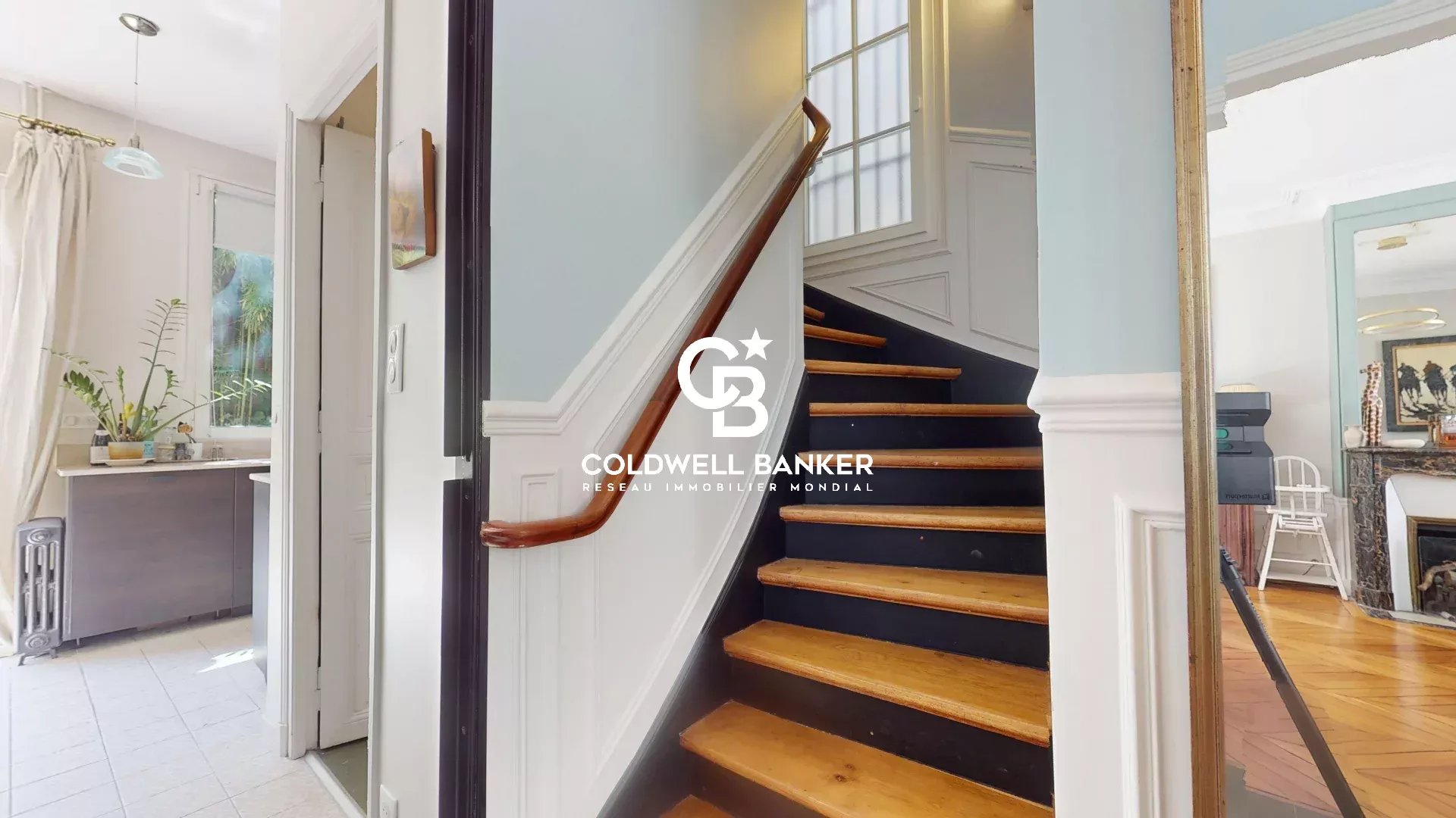 Escalier en bois menant à l'étage d'une maison familiale à Montrouge.