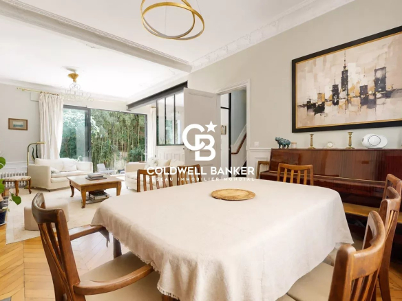 Intérieur d'une maison familiale avec salle à manger et salon lumineux.
