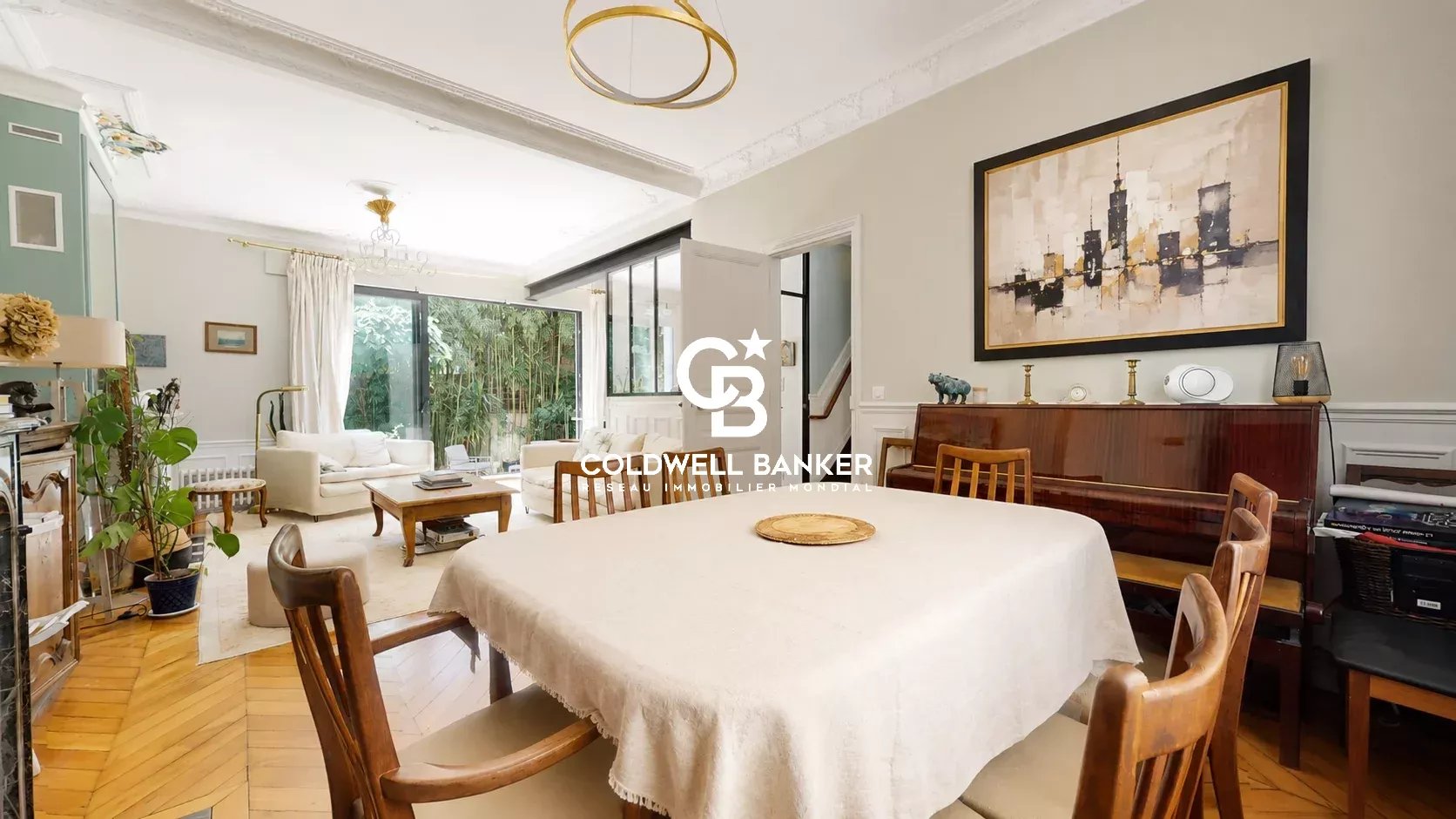 Intérieur d'une maison familiale avec salle à manger et salon lumineux.