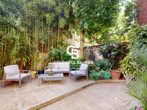 Jardin d'une maison familiale avec des chaises et des plantes à Montrouge.