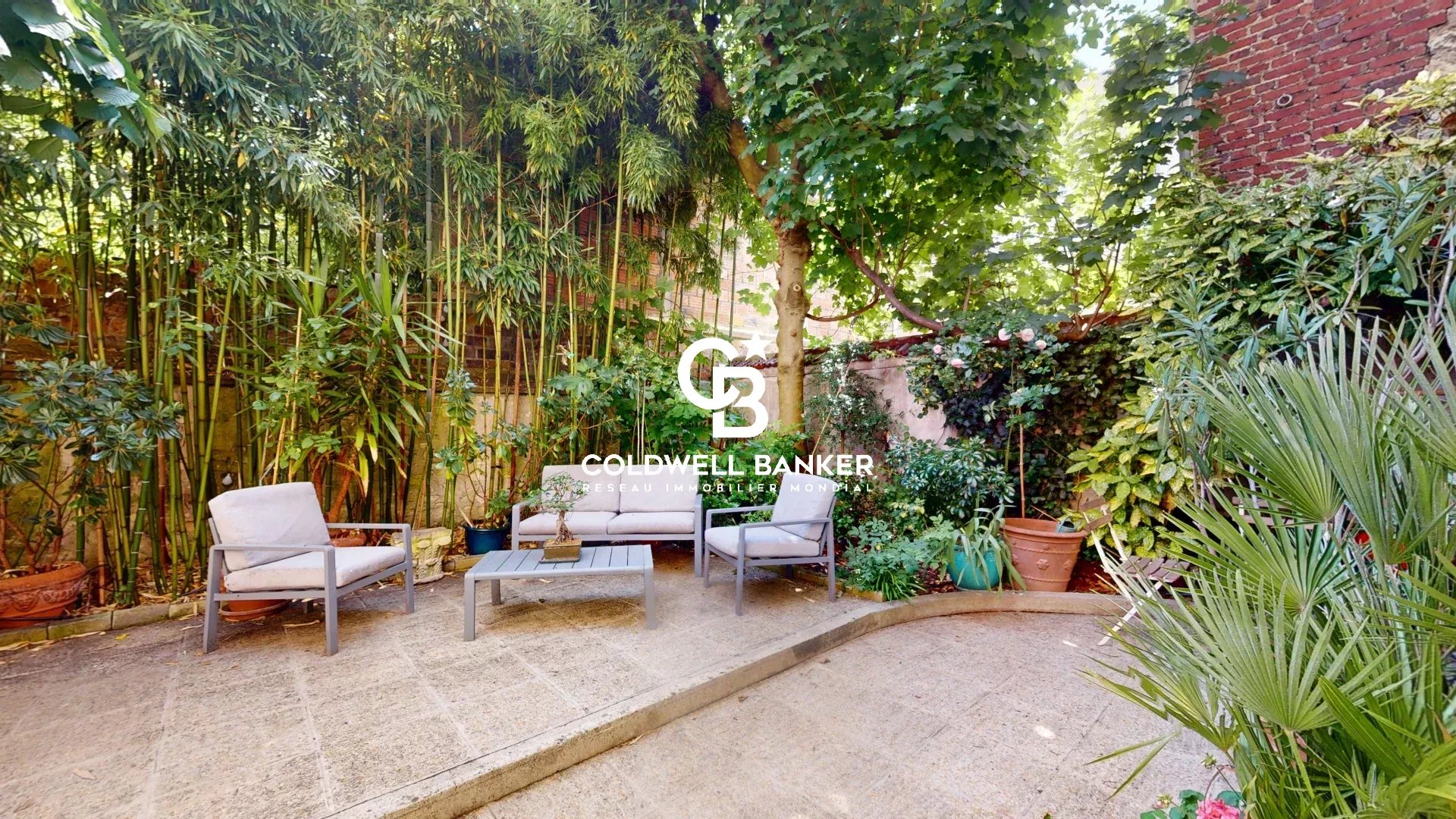 Jardin d'une maison familiale avec des chaises et des plantes à Montrouge.