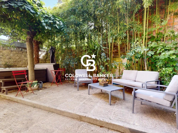 Jardin d'une maison familiale avec mobilier de jardin et végétation luxuriante à Montrouge.