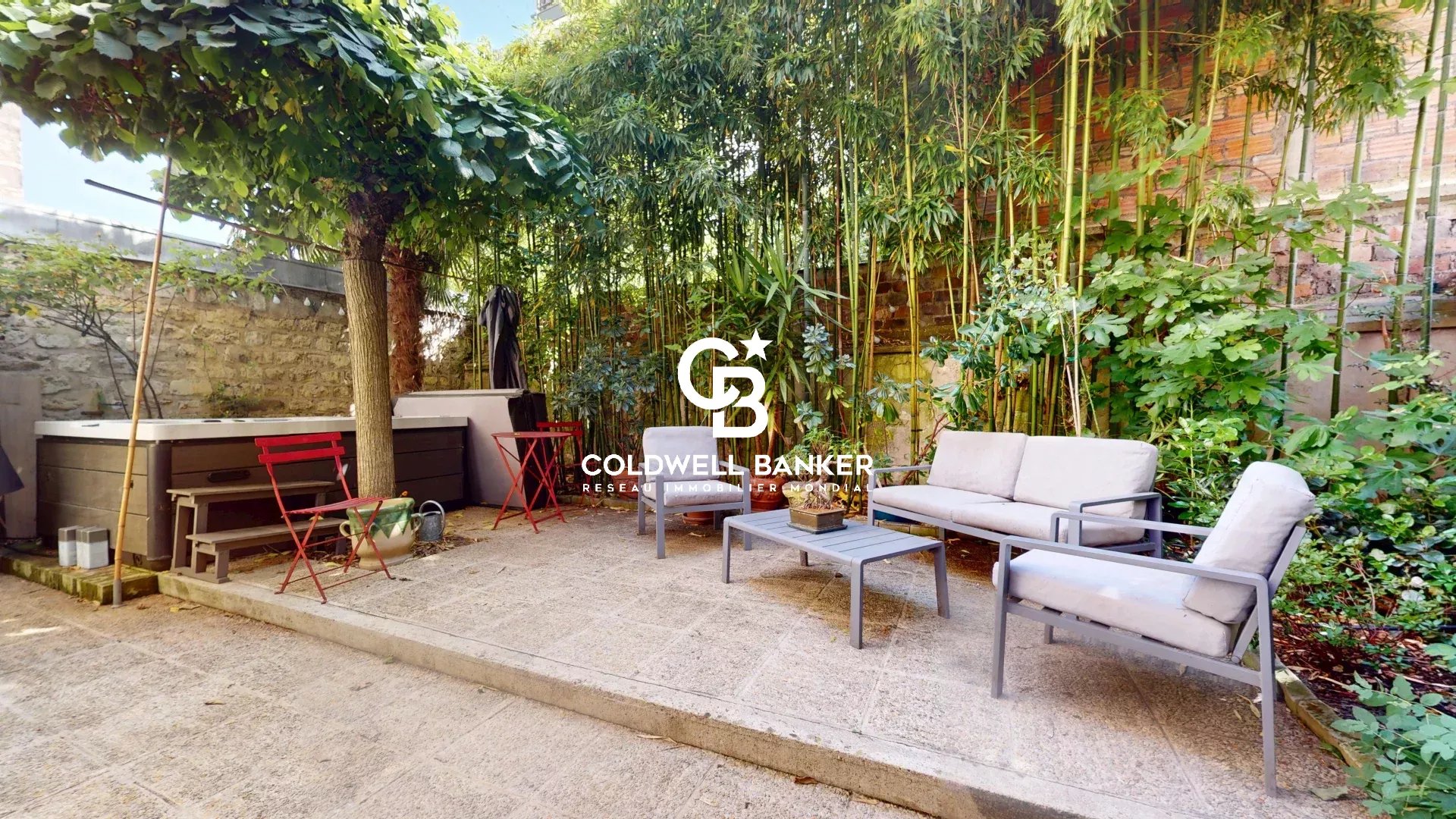 Jardin d'une maison familiale avec mobilier de jardin et végétation luxuriante à Montrouge.