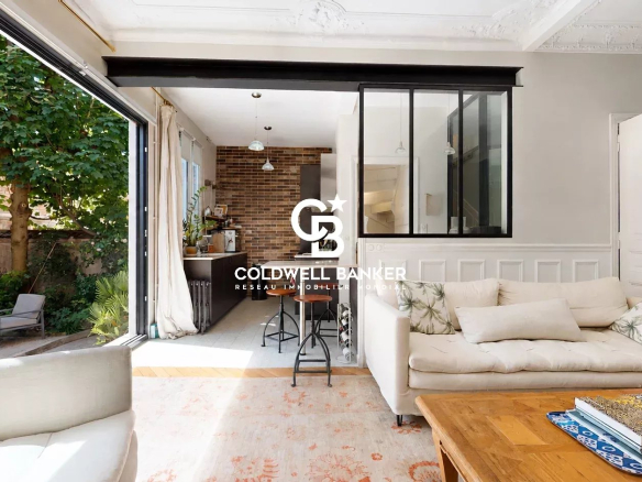 Intérieur d'une maison familiale avec jardin, salon lumineux et cuisine ouverte à Montrouge.