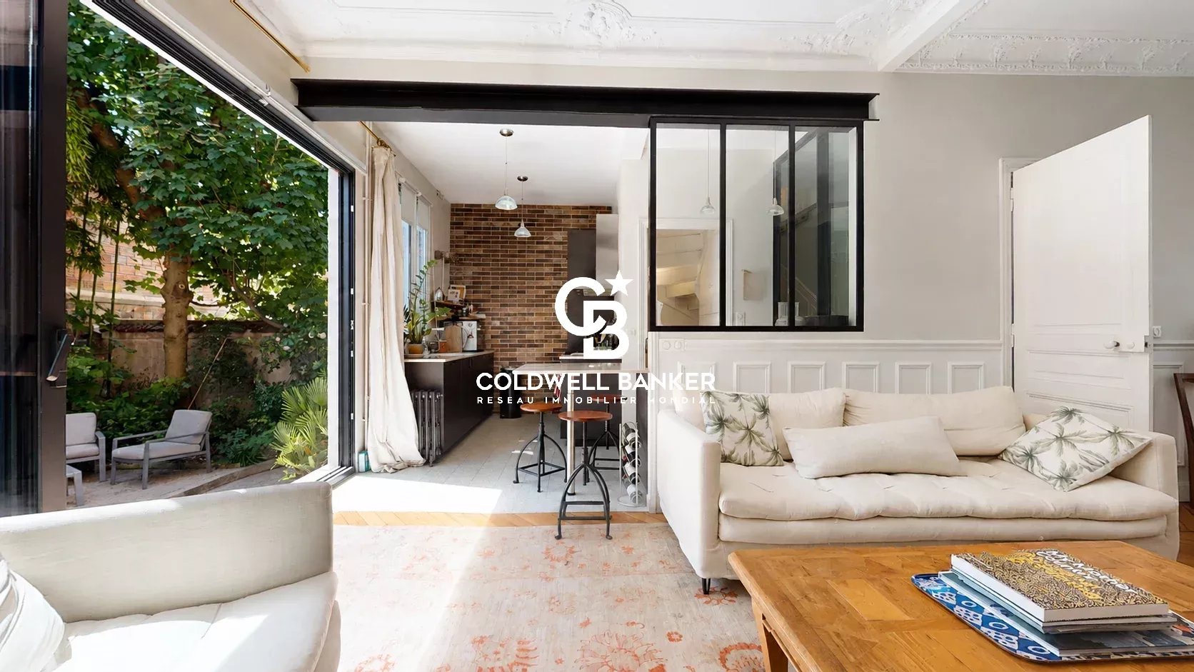 Intérieur d'une maison familiale avec jardin, salon lumineux et cuisine ouverte à Montrouge.