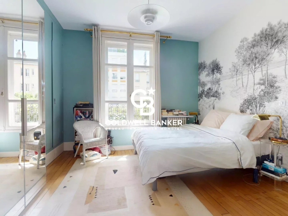 Chambre d'une maison familiale à Montrouge, avec un lit et des murs décorés.