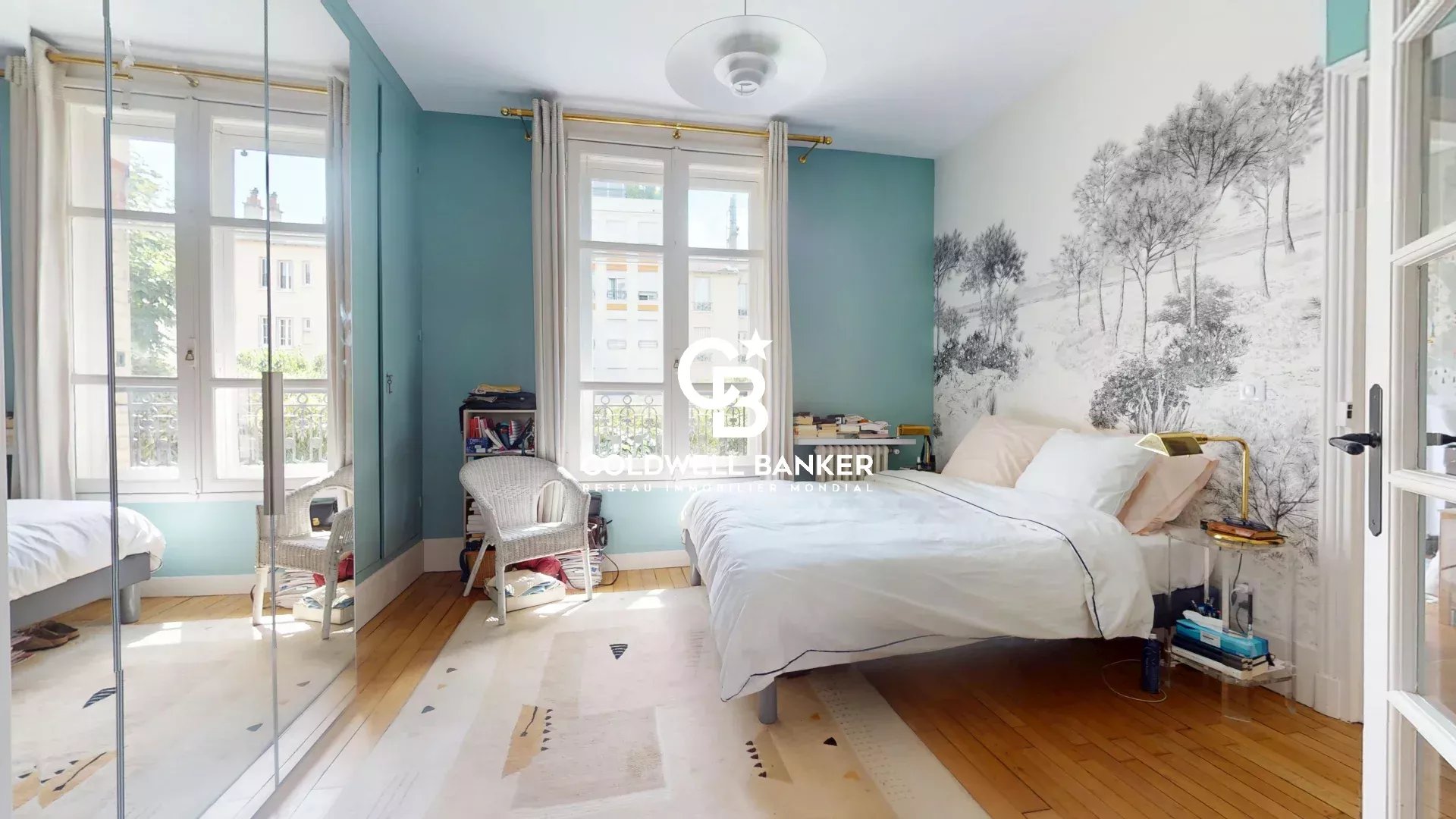 Chambre d'une maison familiale à Montrouge, avec un lit et des murs décorés.
