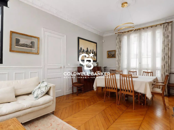 Intérieur d'une maison familiale avec salle à manger et mobilier en bois