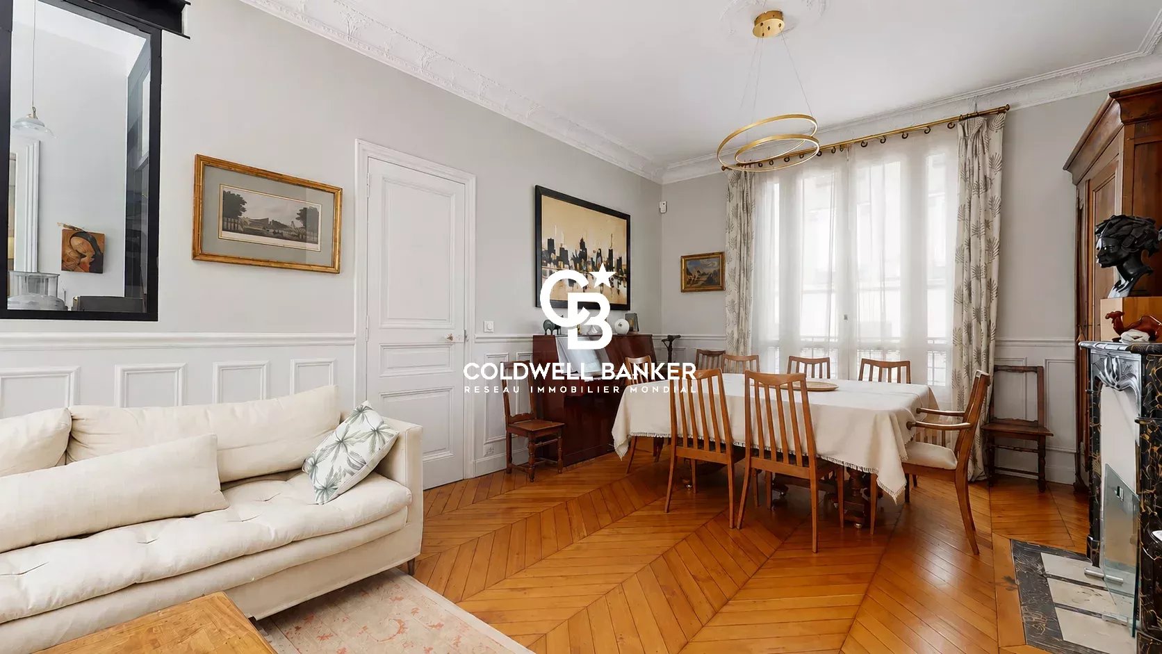 Intérieur d'une maison familiale avec salle à manger et mobilier en bois