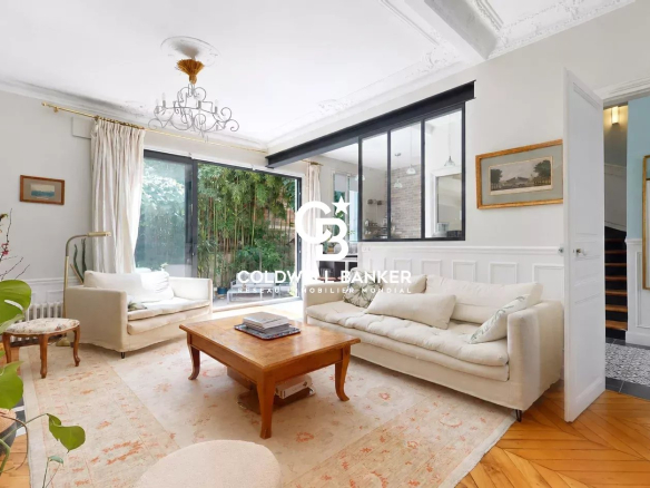Intérieur d'une maison familiale à Montrouge avec salon lumineux et accès au jardin.