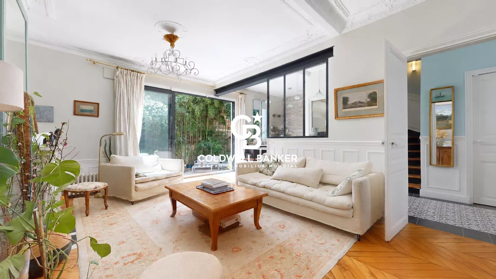Intérieur d'une maison familiale à Montrouge avec salon lumineux et accès au jardin.