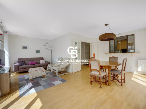 Interior of a 3-room apartment with living room, dining room and natural light.