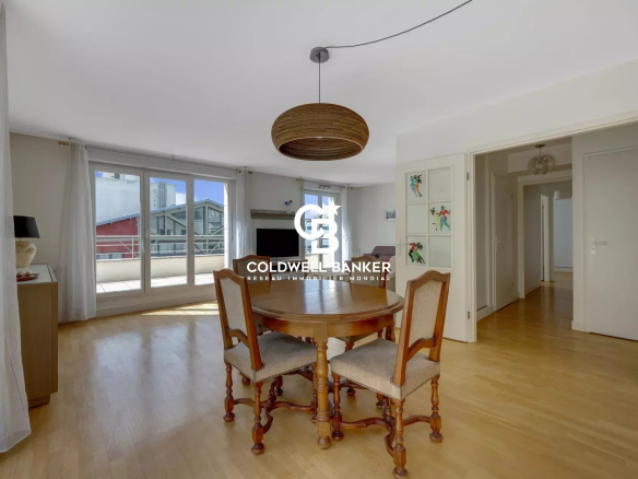 Interior of a 3-room apartment in Montrouge with a round table and access to a terrace.