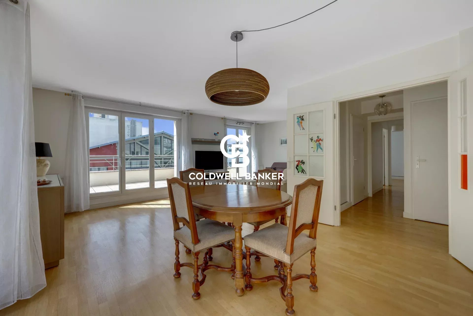 Interior of a 3-room apartment in Montrouge with a round table and access to a terrace.