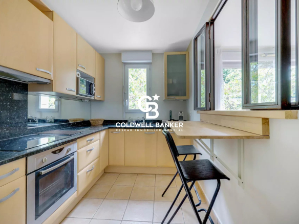 Modern kitchen in an apartment in Montrouge with counter and windows.