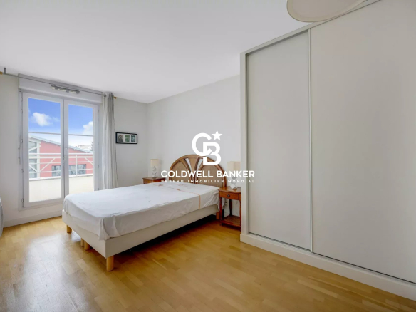 Room in an apartment in Montrouge with a single bed and a wardrobe.