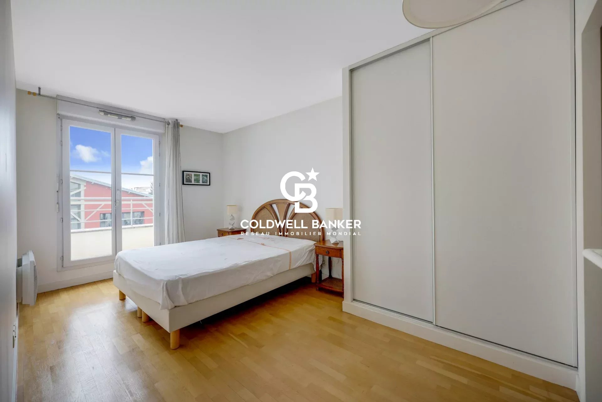 Room in an apartment in Montrouge with a single bed and a wardrobe.