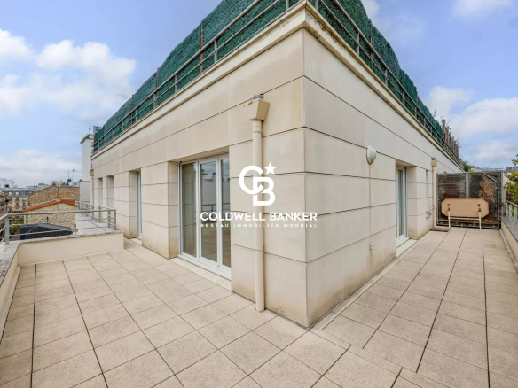 Spacious terrace of an apartment in Montrouge, with unobstructed views and tiled floor.